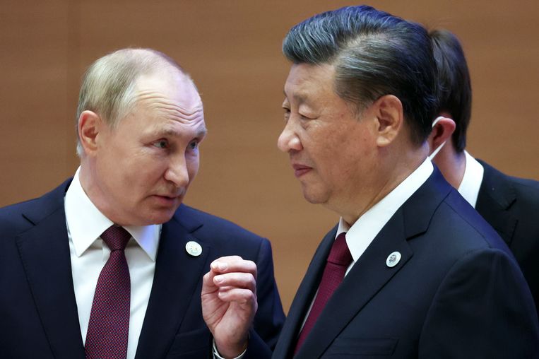 De Russische president Vladimir Poetin met zijn Chinese collega Xi Jinping. Een bezoek van Xi aan Moskou wekt de indruk dat hij zich gaat inzetten voor vrede in Oekraïne. Beeld AP