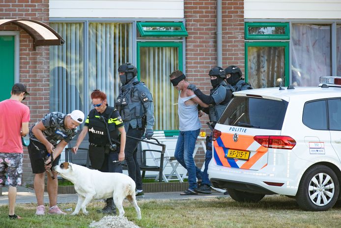 Politie valt een woning binnen aan het Medemblikpad in Emmeloord. Mogelijk was er een gijzeling.