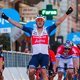 Jasper Stuyven verrast favorieten en wint Milaan-Sanremo