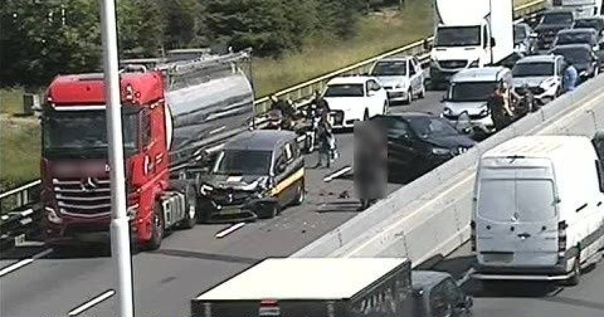 A58 bij Moergestel dicht door ongeluk met vrachtwagen en twee autos.