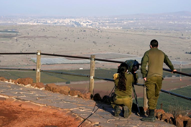 Israëlische soldaten bij een uitkijkpost met uitzicht over de Golan. Beeld VIA REUTERS