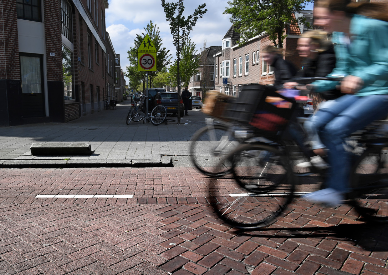 De Hillevliet in Rotterdam-Zuid is deels bestraat met stille klinkers. Links op de foto de stille straatstenen, rechts de originele. Beeld Marcel van den Bergh / de Volkskrant