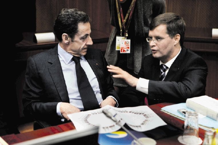 De Franse president Sarkozy in gesprek met de Nederlandse premier Balkenende gisteravond op de vergadering van Europese regeringsleiders in Brussel. (FOTO MAARTEN HARTMAN) Beeld Maarten Hartman