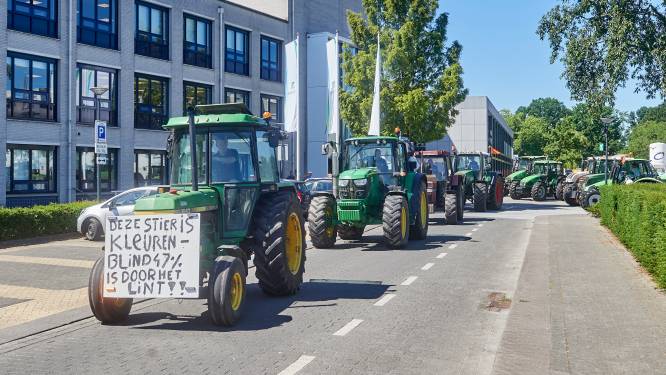 Jonge boeren met de trekker voor protest naar Veghel, maar waar is de burgemeester?