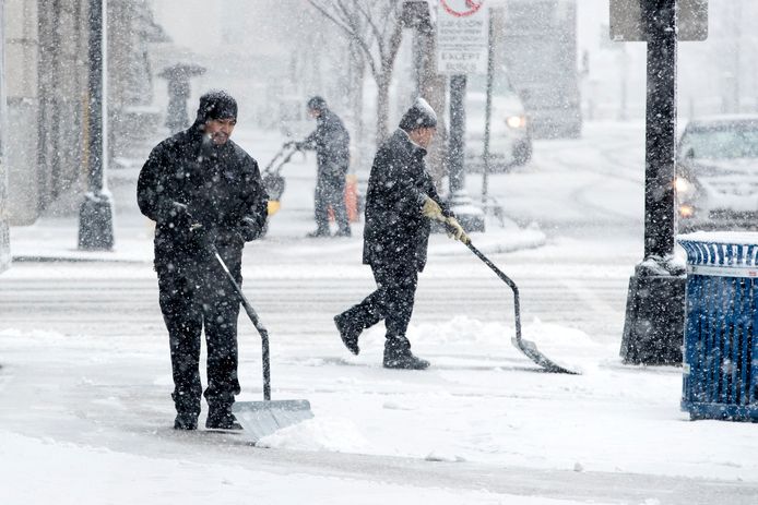 Washington D.C is niet goed gewapend tegen sneeuwstormen, waardoor het openbare leven snel stilvalt. De autoriteiten beschikken in vergelijking met andere steden niet over voldoende sneeuwruimers.