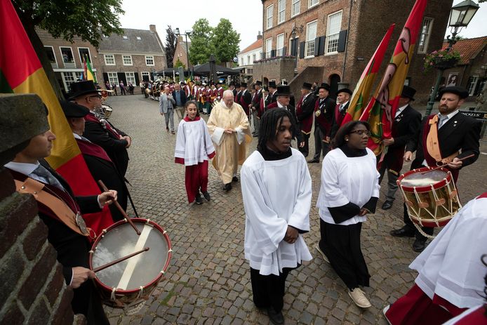 Eerbetoon in Oirschot voor pastoor Spijkers vanwege zijn 50 jaar priesterschap. Hij wordt door 8 gildes opgehaald en naar de kerk begeleid.