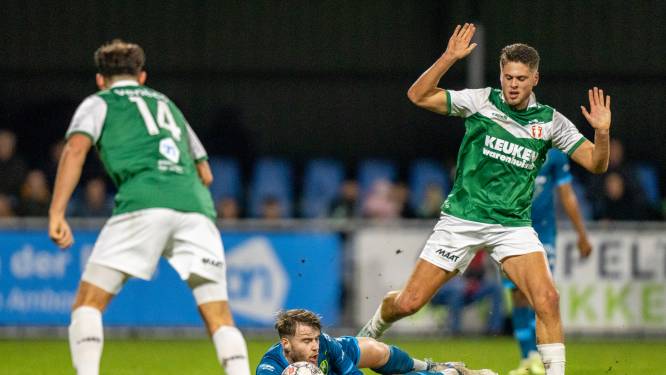 Spits Pepijn Doesburg kent zijn plek bij FC Dordrecht: ‘Mijn opa Pim zou zeker zeggen dat ik moet spelen’