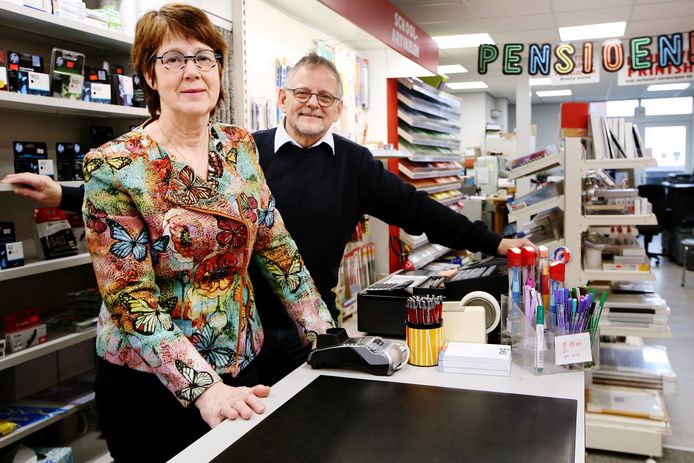 Wilma en Harry Gouverneur sluiten op 5 maart de Emsi-winkel in Made.