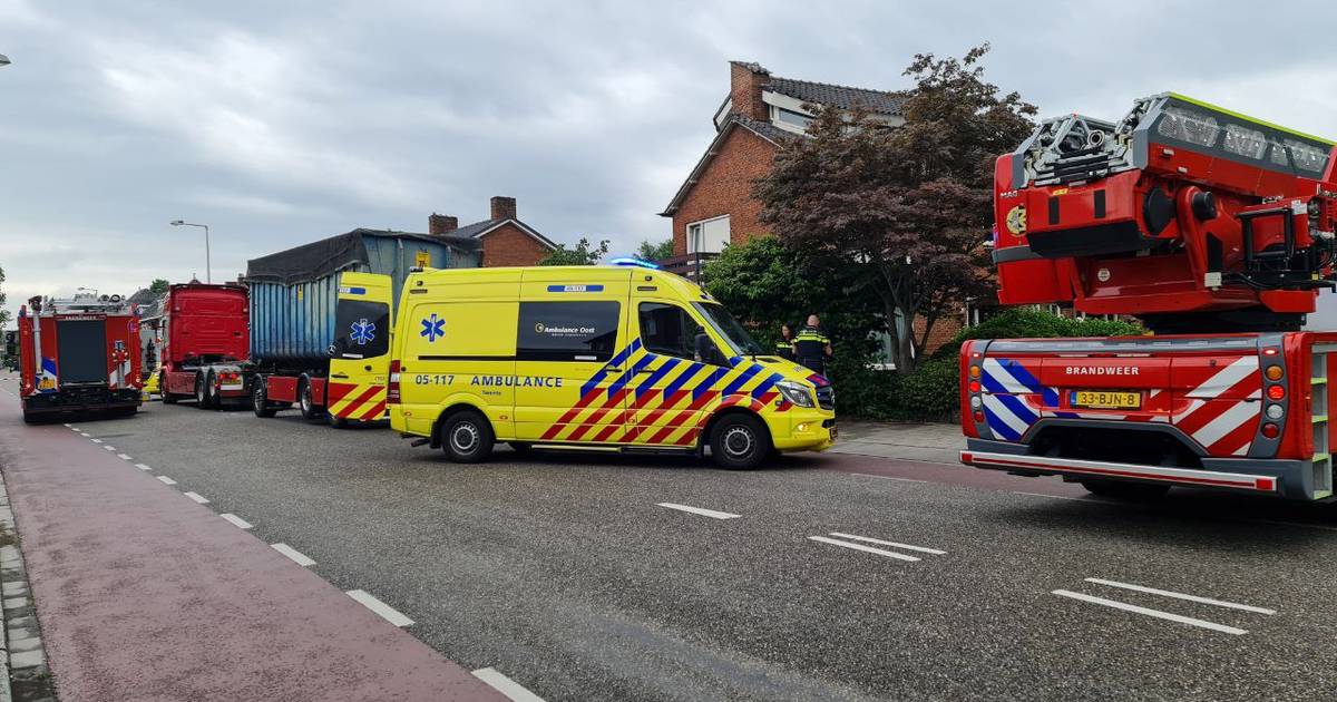 Zeer ernstige aanrijding met vrachtwagen in Enschede.