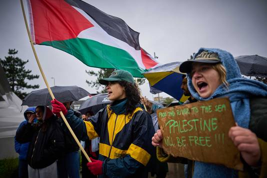 Sympathisanten demonstreren op de Oude Waalsdorperweg voor het Internationaal Strafhof (ICC) om steun te betuigen aan Palestijnen in de Gazastrook. 