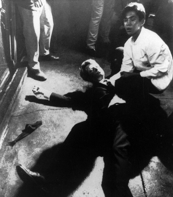 Bobby Kennedy ligt op de vloer van de keuken in het Ambassador Hotel, wachtend op hulp. Rechts Juan Romero, die zijn hoofd vasthoudt.