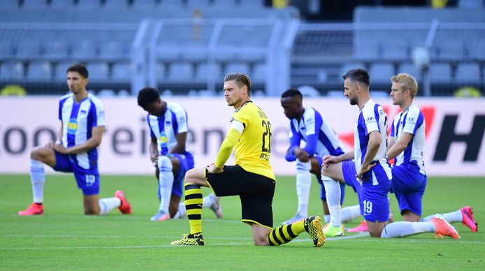 De spelers van Dortmund en Hertha gingen net voor de aftrap op hun knie zitten.