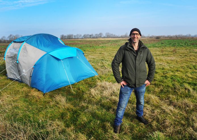 Zeus Hoenderop bij zijn tentje op het terrein waar de marinierskazerne moet komen