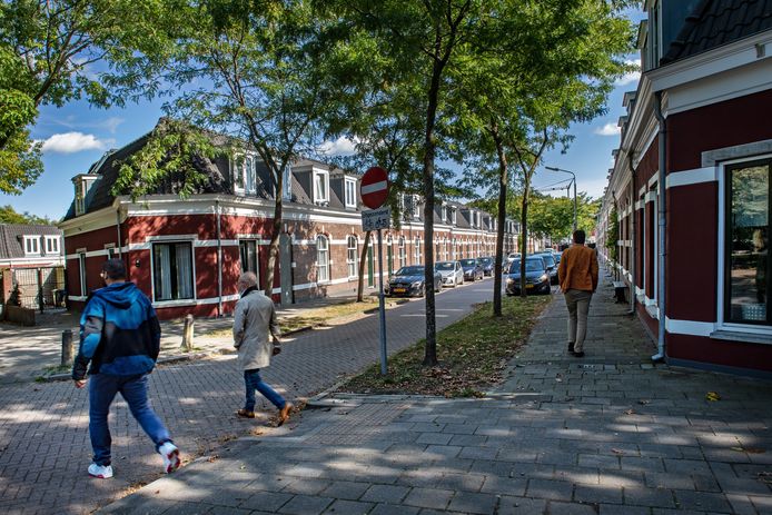 De Van Lyndenstraat in Nijmegen Oost  met arbeidershuisjes die in de 19de eeuw zijn neerzet door corporatie Volksbelang. Tien jaar geleden is het buurtje gerenoveerd, het fonds van Volksbelang heeft eraan bijgedragen.