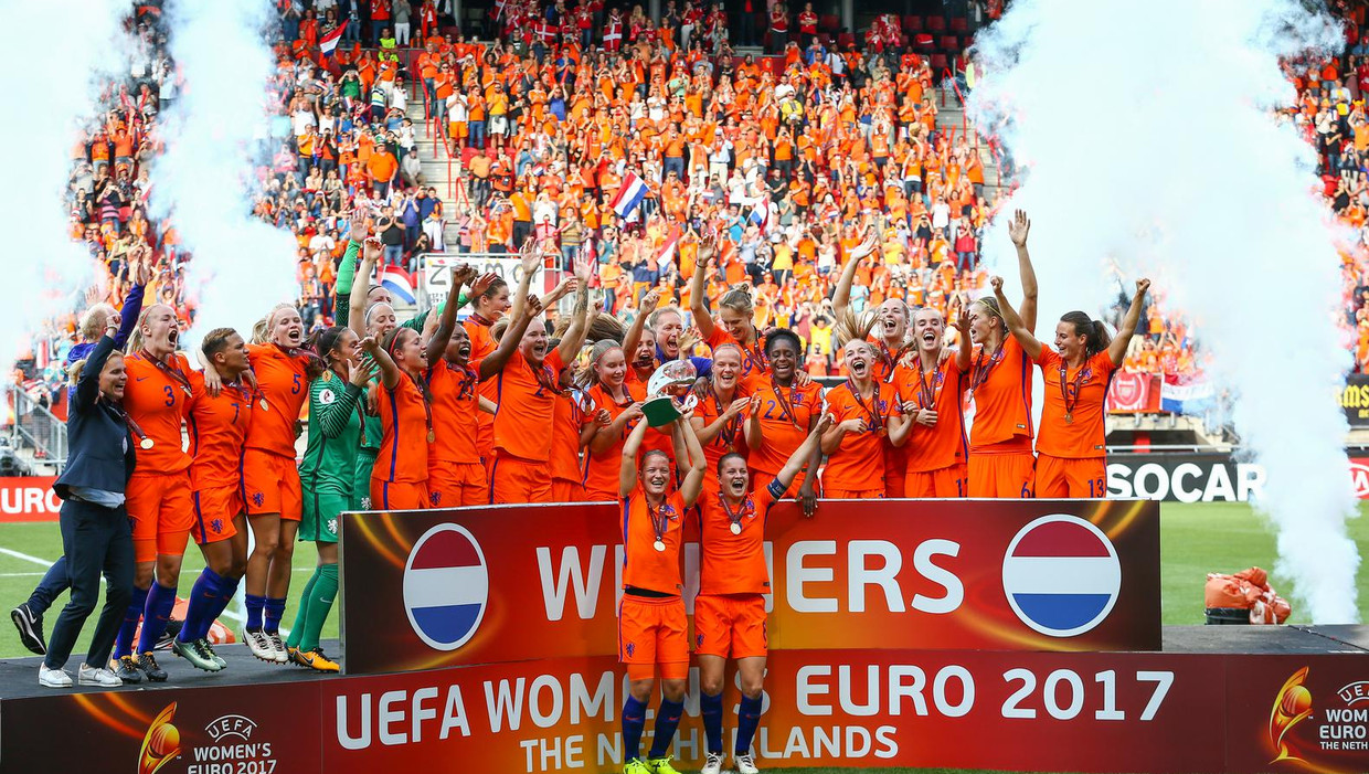 De speelsters van het Nederlands vrouwenelftal op het podium na het winnen van de finale tussen Nederland en Denemarken van het EK vrouwenvoetbal in het FC Twente Stadion. Beeld anp