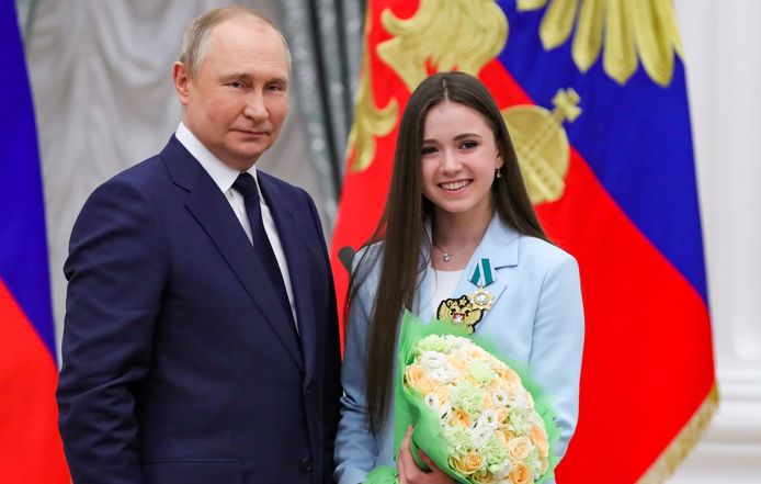 President Vladimir Putin (l) met Kamila Valieva na de Spelen in Peking.