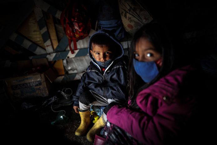 Kinderen zitten in een krot op een stuk bezet land in het plaatsje Guernica, nabij de Argentijnse hoofdstad Buenos Aires. (20/08/2020)