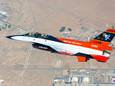 De X-62A VISTA  boven Edwards Air Force Base in Californië, het AI-vliegtuig van Lockheed-Martin.
