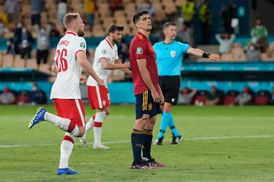 Wéér geen zege: Spanje bijt, onder meer na penaltymisser, nu ook z'n tanden stuk op Polen en moet vol aan de bak op slotspeeldag