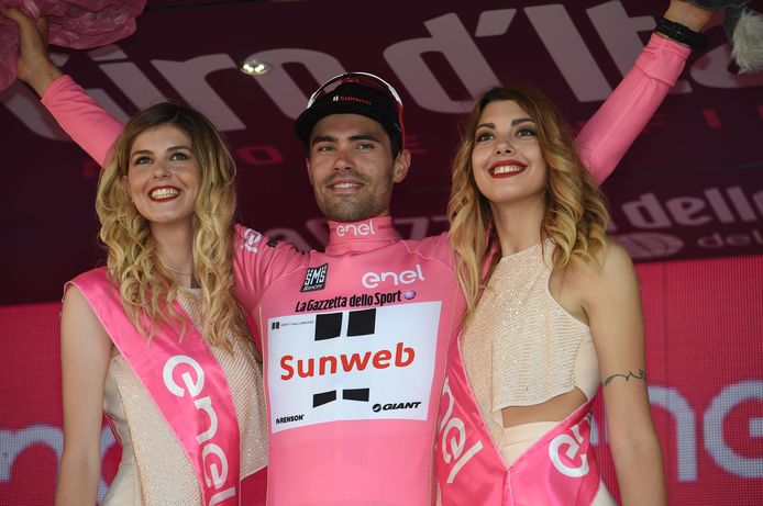 Tom Dumoulin straalt op het podium.