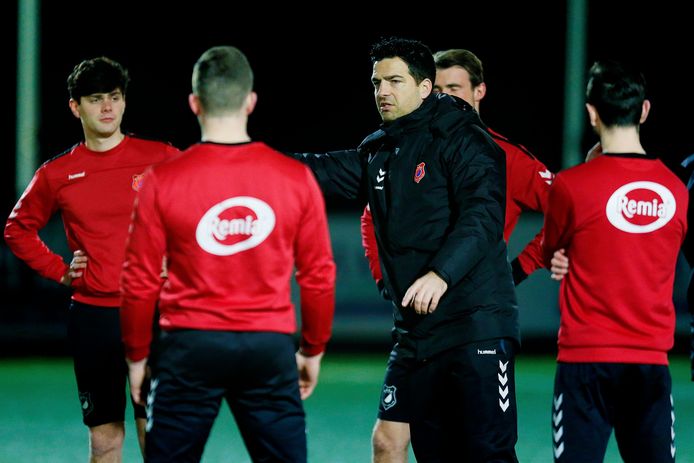 DOSC-coach Rob van Diermen geeft aanwijzingen aan zijn spelers tijdens de training.