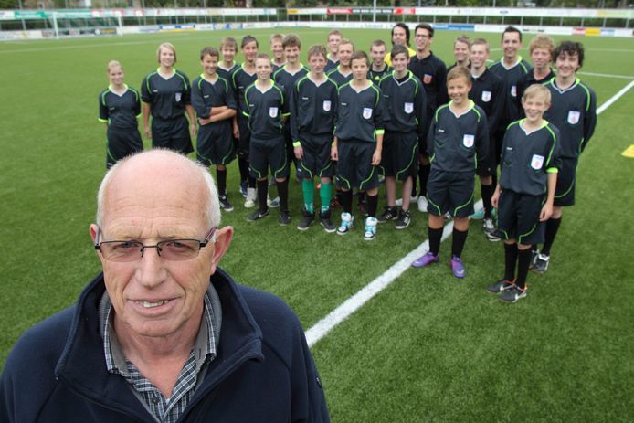 Egbert Bomhof op de voorgrond als scheidsrechters coördinator bij VV Heino.