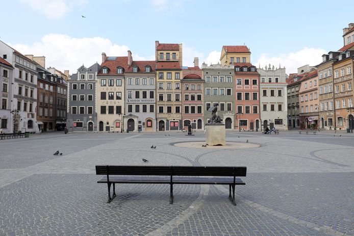 Een bijna volledig leeg plein in Warschau, afgelopen maandag.