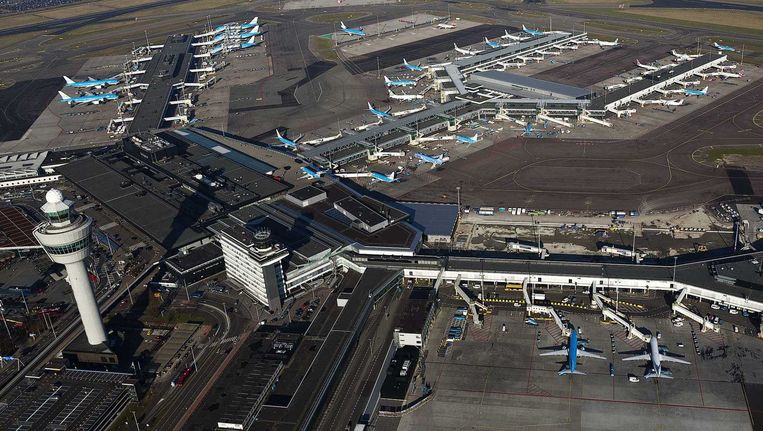 Schiphol gaat de komende jaren fors op de schop. Met een nieuwe terminal en een nieuwe pier kan de luchthaven in 2023 zestien miljoen passagiers méér verwerken. Beeld anp
