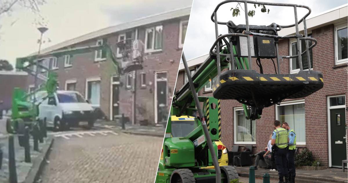 Persoon in hoogwerker maakt slinger na botsing met bestelbus