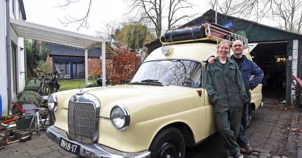 Vader en dochter gaan in een tot camper omgebouwde ambulance op wereldreis .