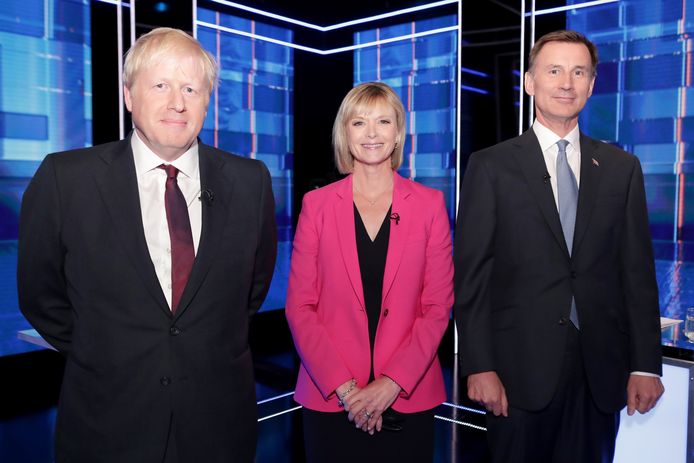 ITV News-journalist Julie Etchingham die het debat leidde, samen met Buitenlandminister Jeremy Hunt (rechts) en Boris Johnson.
