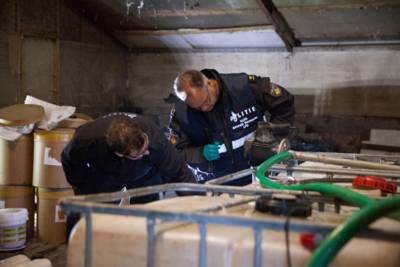 Drugslab aangetroffen in manege in Vorstenbosch, politie doet inval en houdt zes mensen aan