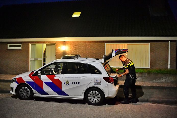 Rond 03.50 uur belden twee mannen aan en drongen het huis binnen.