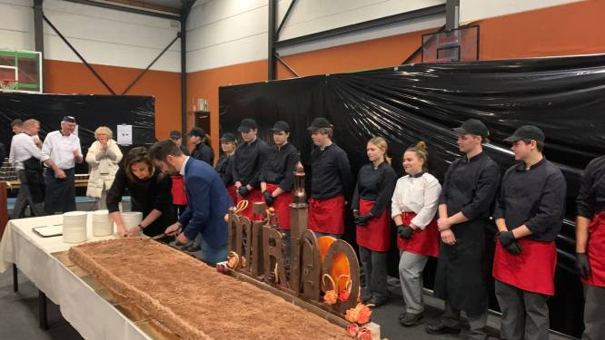 Leerlingen van VTI zorgen voor reusachtige taart voor personeelsfeest Mirho, de nieuwe overkoepelende vzw van Hoogstraatse vrije scholen
