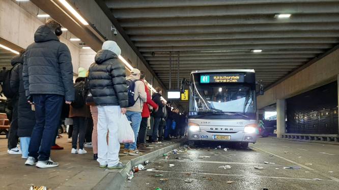 Stampvolle bussen door staking personeel streekvervoer: ‘Ik ga echt niet wandelen hoor’