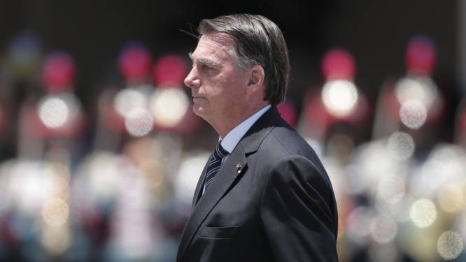Silencieux, Bolsonaro apparaît pour la première fois en public depuis sa défaite aux élections