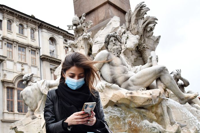 Vrouw met mondmasker op de Piazza Navona in Rome.