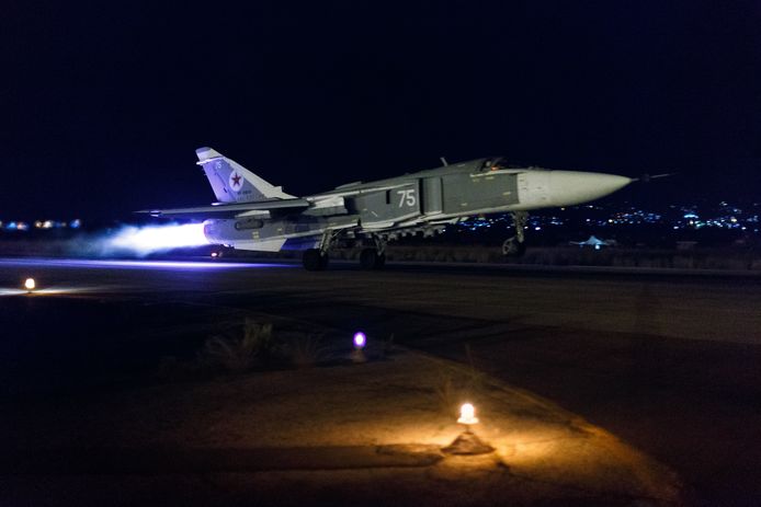 Een Russisch Su-24-gevechtsvliegtuig stijgt op vanaf een Syrische basis voor een nachtelijk bombardement. Foto uit oktober 2015.