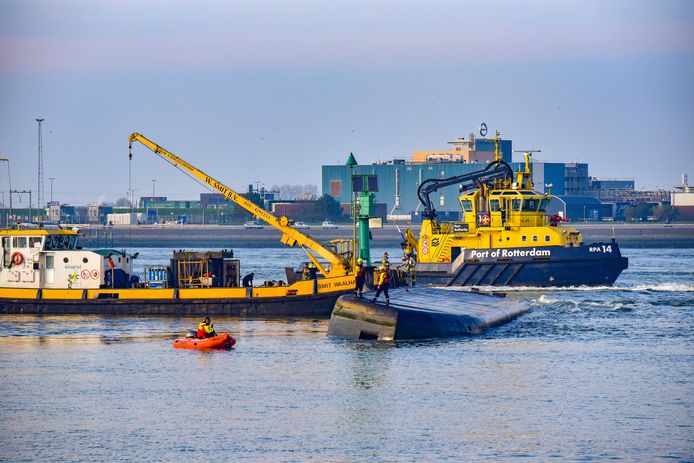 Hulpdiensten zijn direct ter plaatse nadat het Urker vrachtschip Mar-Grethe donderdagavond kapseist bij de Nieuwe Waterweg in de buurt van de Maeslantkering.