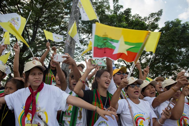 Inwoners van Burma juichen als Paus Franciscus langs hen rijdt vlak na zijn aankomst in het land. Hij blijft er vier dagen.  Beeld AFP