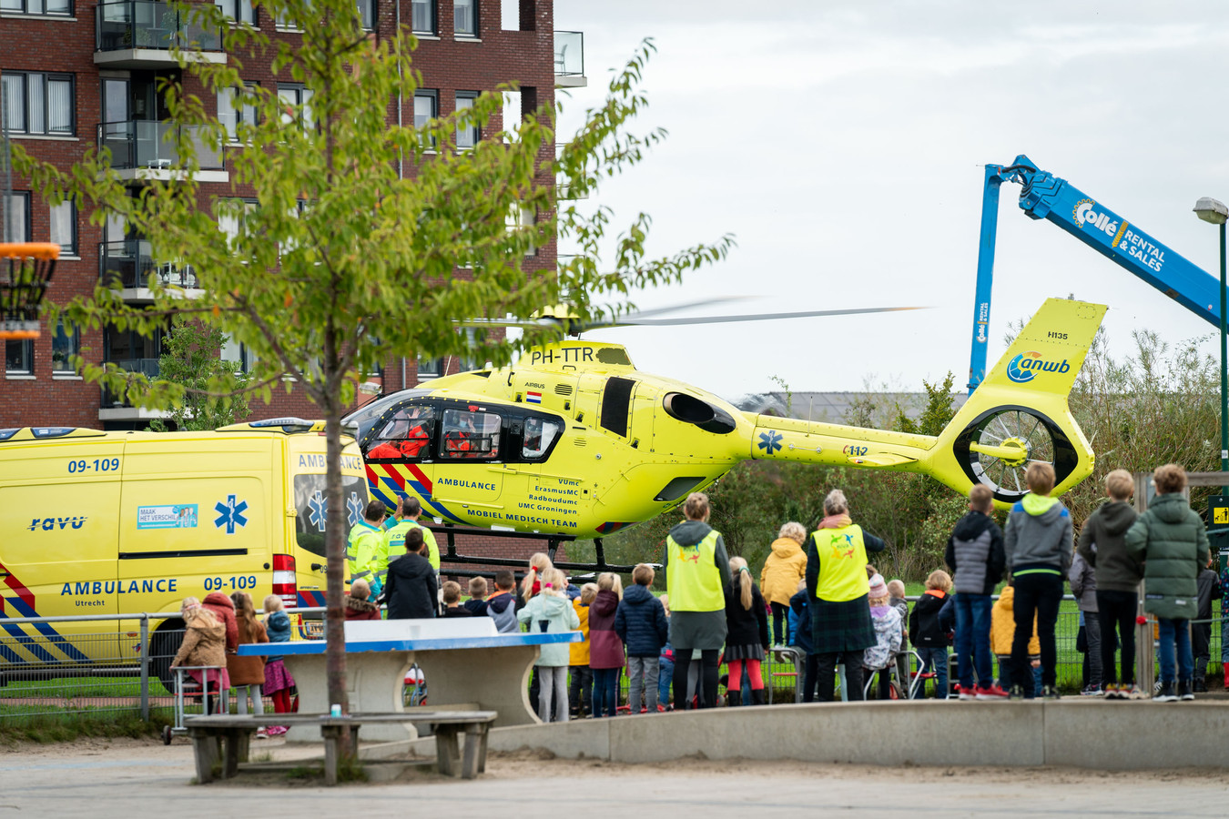 Traumahelikopter landt vlak naast basisschool in Houten Foto AD.nl