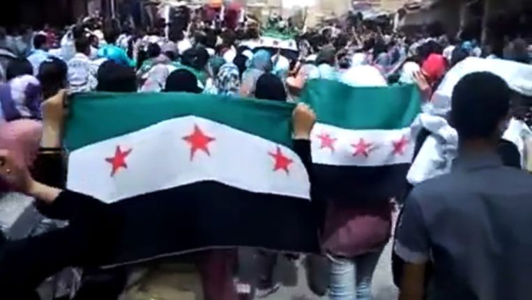 Beeld van een demonstratie in het Syrische Deir el-Zour, gisteren Beeld ap