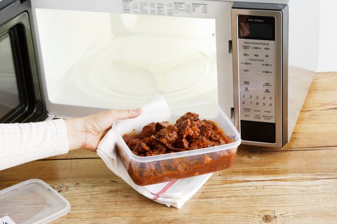 Eet je ingevroren restjes binnen de dag na ontdooien op en warm je maaltijd daarbij op tot minstens 70 °C.