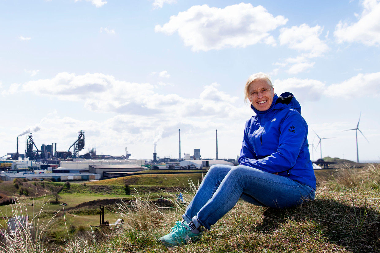 Linda Valent (Dorpsraad Wijk aan Zee) op het duin dat het dorp scheidt  van Tata Steel. Beeld Olaf Kraak