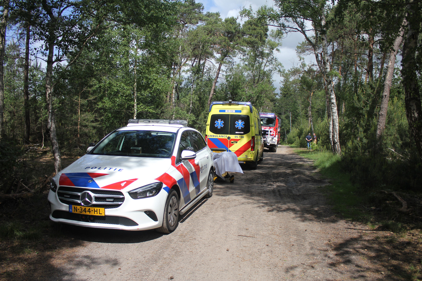 De mountainbiker viel tijdens zijn ritje in een gat in het bos aan de Sanatoriumlaan bij Hellendoorn