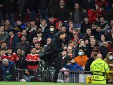 United-fans bekogelen rennende Diego Simeone, nat pak voor Atlético-trainer