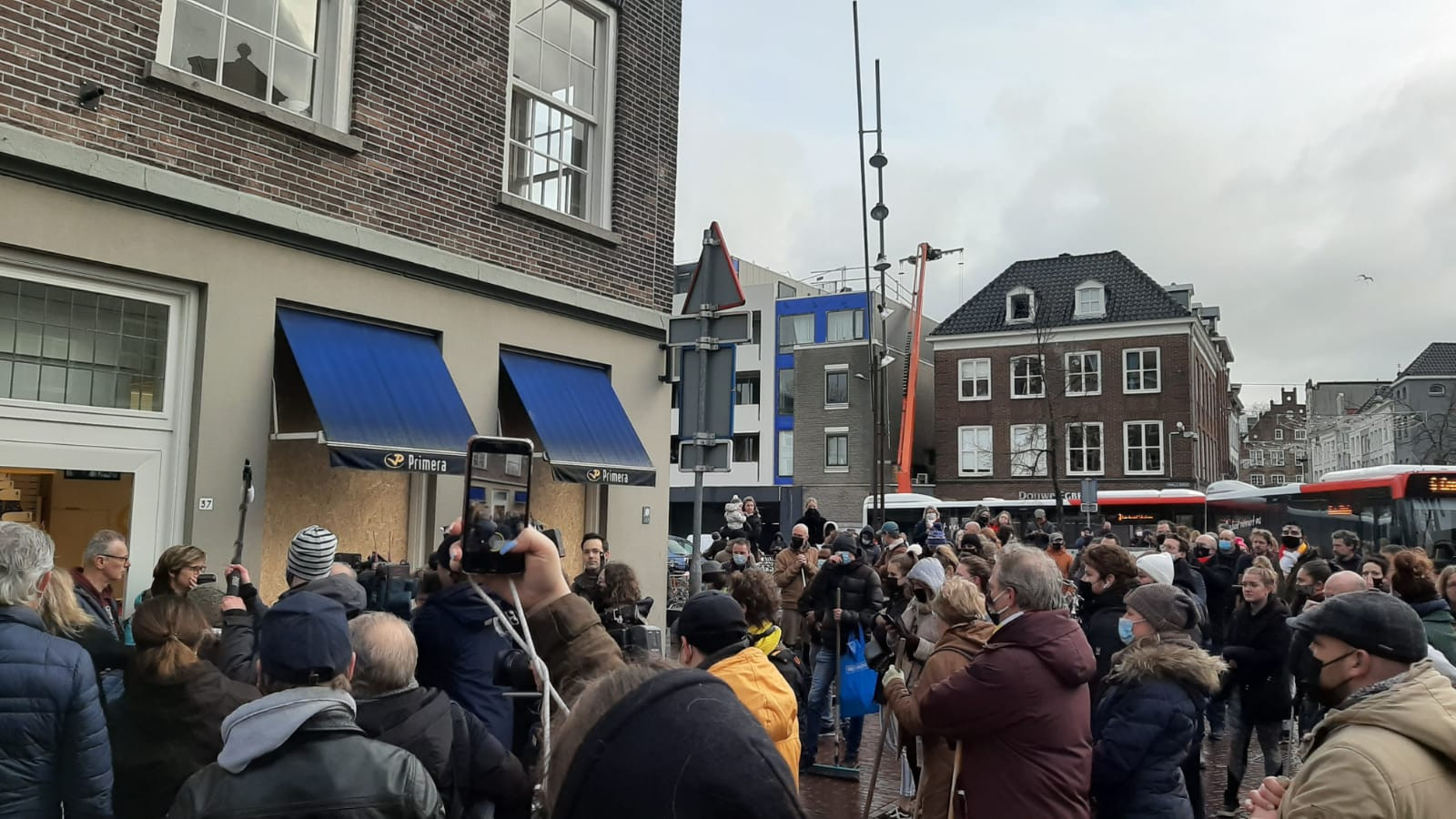 Inwoners van Den Bosch vegen massaal de straat schoon na rellen in de binnenstad Foto
