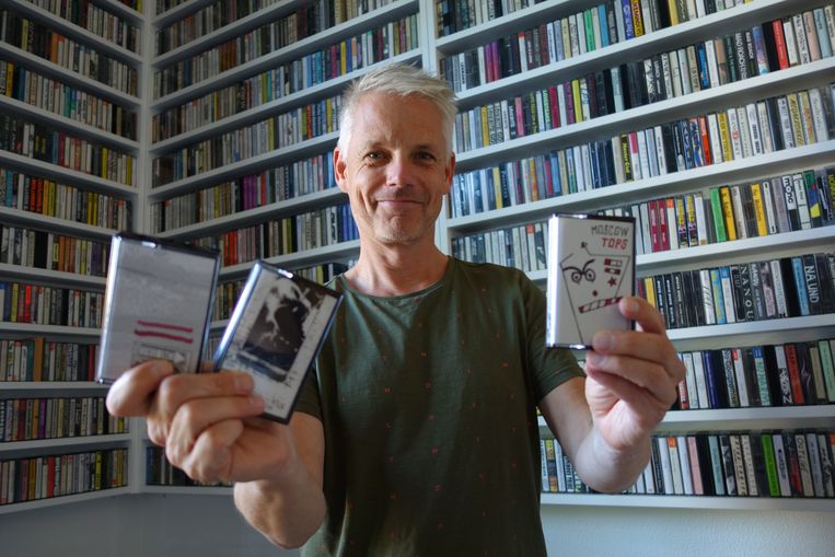 Marco van Dalfsen, die democassettes van Nederlandse bands verzamelt. Hij heeft een boek gevonden waarin programmeurs van de Melkweg in de 80's commentaar gaven op toegestuurde demo's. Beeld Het Parool