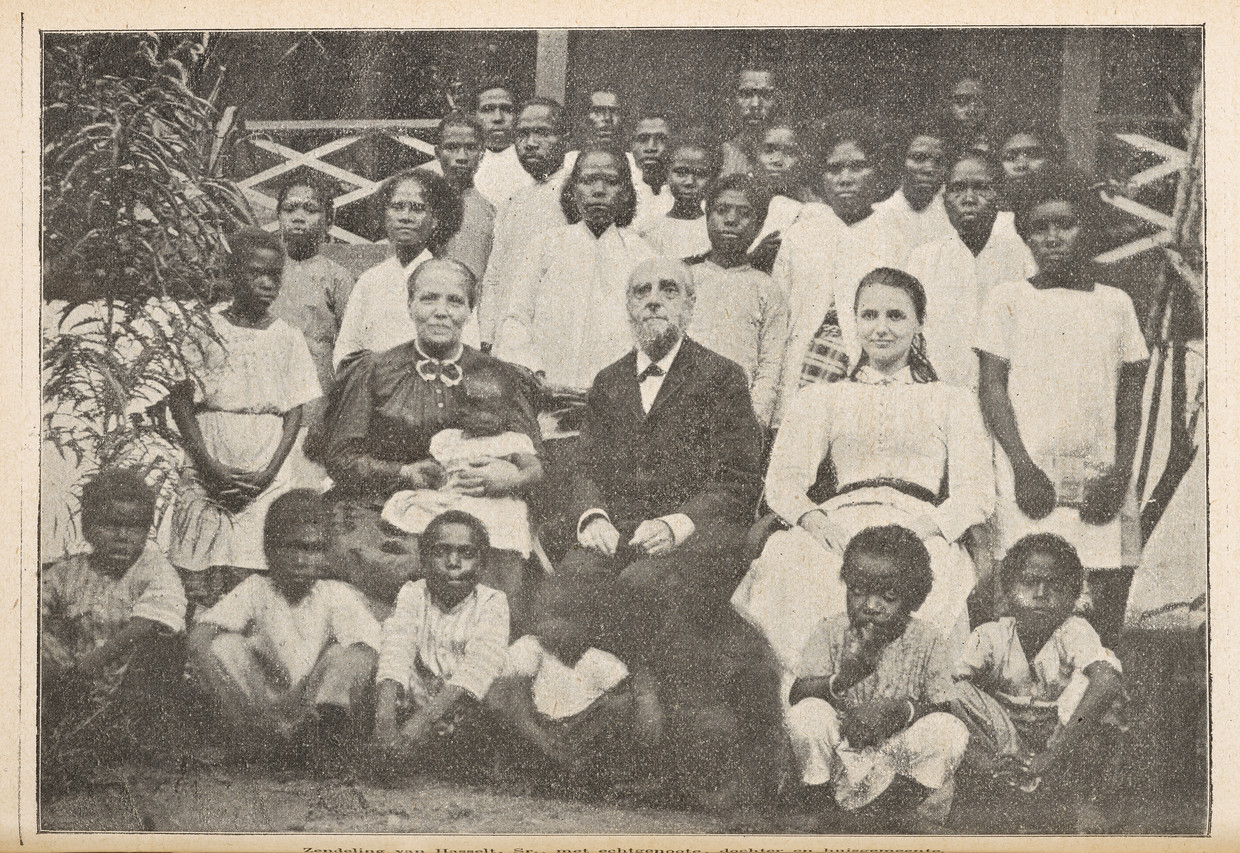 Beeld van de protestantse zending in Papoea-Nieuw Guinea  met enkele adoptiekinderen, 1902.  
 Beeld rv