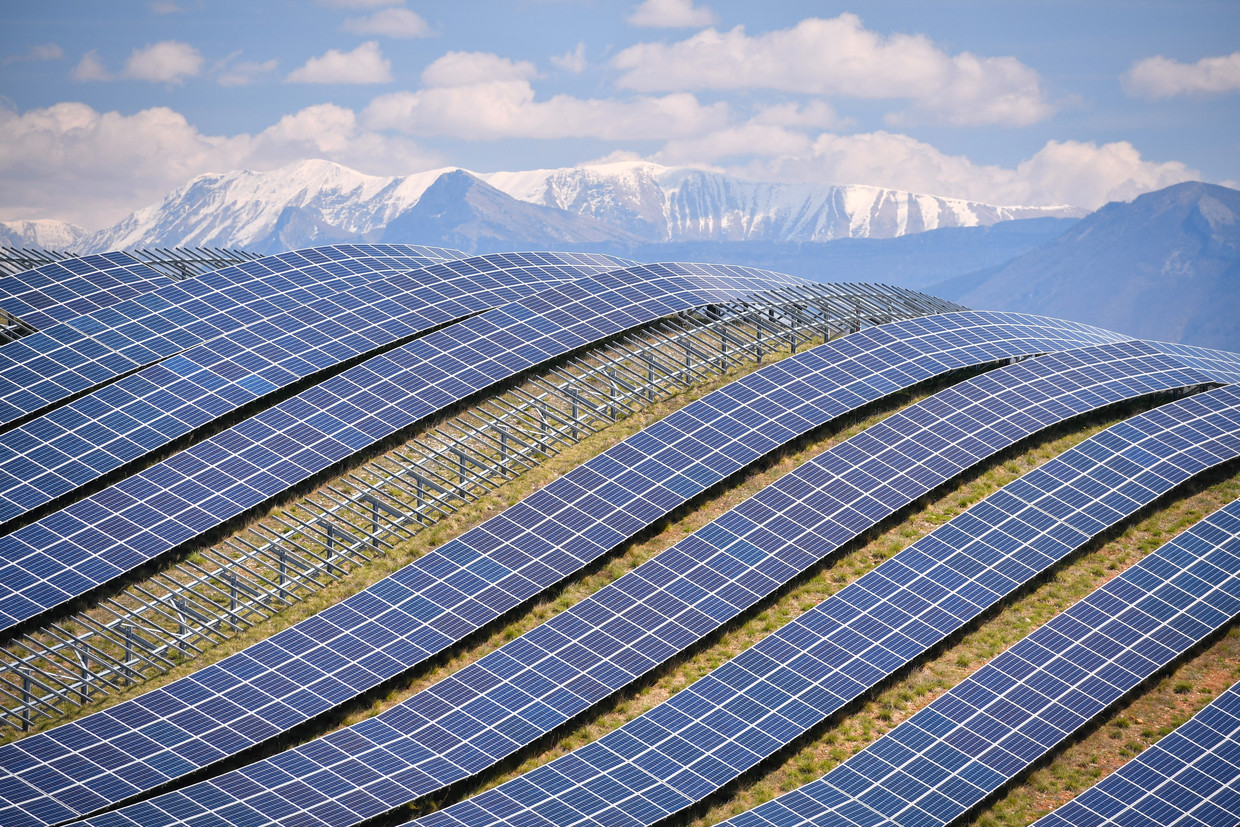 Zonnepanelen in de Franse Alpen. Beeld Hollandse Hoogte / AFP